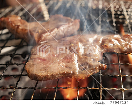 ロースターで焼くジューシーな高級焼肉黒毛和牛【上ロース】 77947184