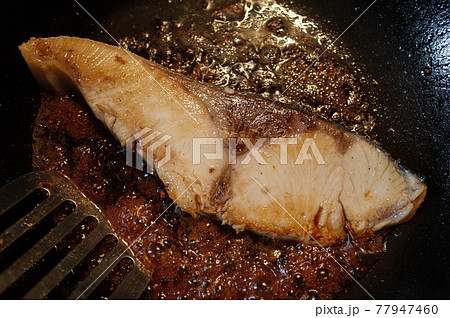 フライパンで鰤の照り焼きを作る 77947460