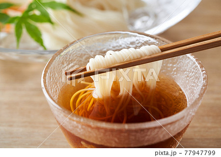 そうめんを麺汁につける 77947799