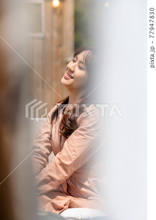 若い女性 女性 女 77947830