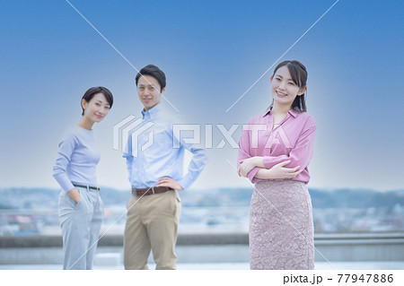 カジュアル姿のビジネスチーム 77947886