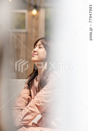 若い女性 女性 女 77947983