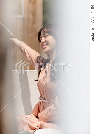 若い女性 女性 女 77947984
