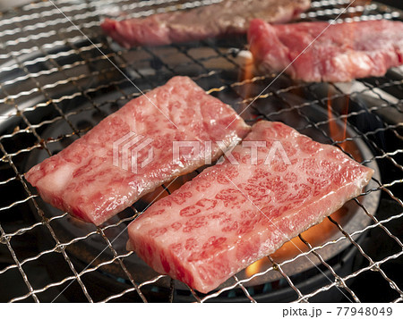 ロースターで焼くジューシーな高級焼肉黒毛和牛【l霜降り上カルビ】精肉 77948049