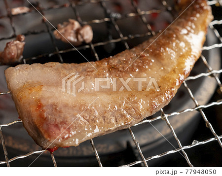 ロースターで焼くジューシーな高級焼肉黒毛和牛【l霜降り上カルビ】精肉 77948050