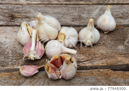 Fresh garlic on a rustic wooden table Fresh garlic on a rustic wooden table 77948300