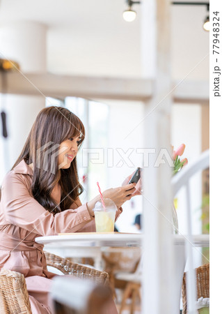 若い女性 女性 女 77948324