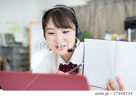 オンライン授業を受ける女子学生　リモート学習 77948734