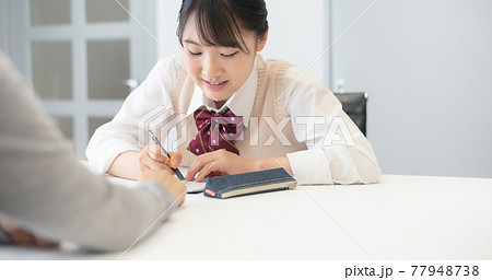 勉強する女子学生　学習塾　個別指導　家庭教師 77948738