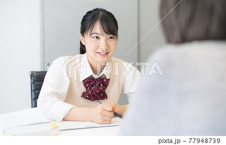 勉強する女子学生　学習塾　個別指導　家庭教師 77948739
