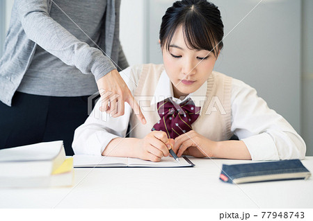 勉強する女子学生　学習塾　個別指導　家庭教師 77948743