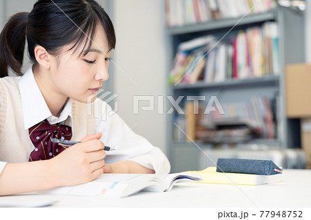 勉強する女子学生 勉強する女子学生 77948752