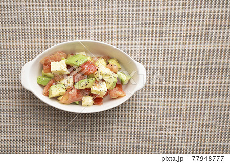 アボカドとトマトとモッツァレラチーズのサラダ アボカドとトマトとモッツァレラチーズのサラダ 77948777