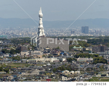 大阪の市街地と大平和記念塔の風景 大阪の市街地と大平和記念塔の風景 77949238