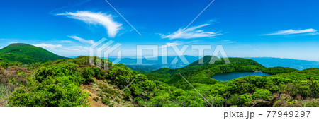 新緑まぶしい大幡湖と韓国岳 新緑まぶしい大幡湖と韓国岳 77949297