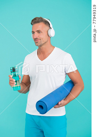 Muscular man exercising at home with sport mat, daily workout concept 77949319