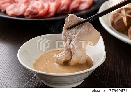豚しゃぶを胡麻だれで食べる 77949671