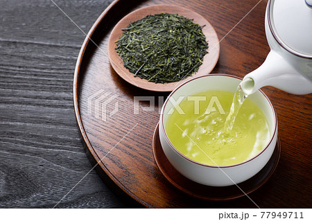 お茶を注ぐ 77949711