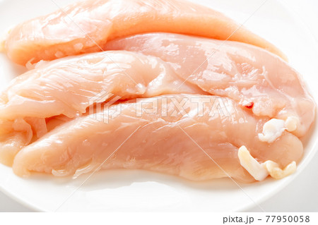 鶏肉(ささみ)。(白バック) 鶏肉(ささみ)。(白バック) 77950058