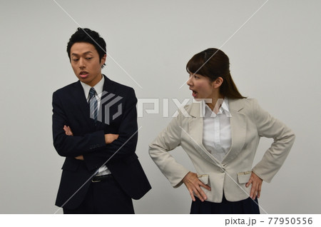 言い争いをする男女 言い争いをする男女 77950556