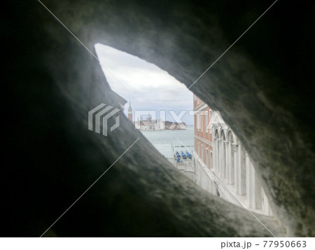 イタリア　ヴェネチア　ため息橋から見たサン・マルコ寺院 77950663