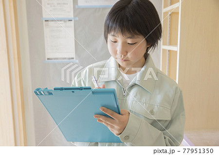 書類を記入する子供作業員イメージ リフォーム 新築 職業体験 企業イメージキャラクター 書類を記入する子供作業員イメージ リフォーム 新築 職業体験 企業イメージキャラクター 77951350