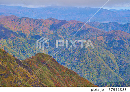 秋の谷川岳の天神尾根 避難小屋と山頂の中間地点 から北東側の西黒尾根方面を見るの写真素材