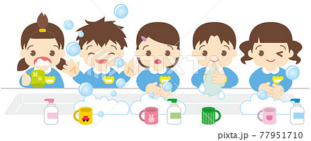 手洗いうがいをする子供たち（帽子なし） 77951710