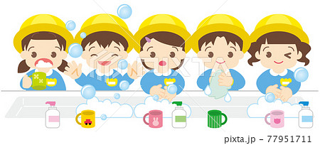 手洗いうがいをする子供たち（帽子あり） 77951711