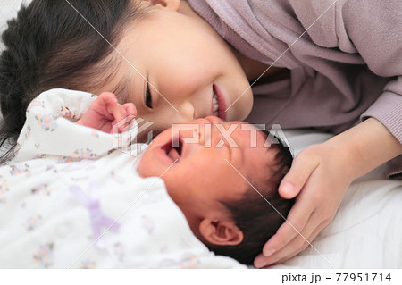 新生児と幼児の姉妹 新生児と幼児の姉妹 77951714