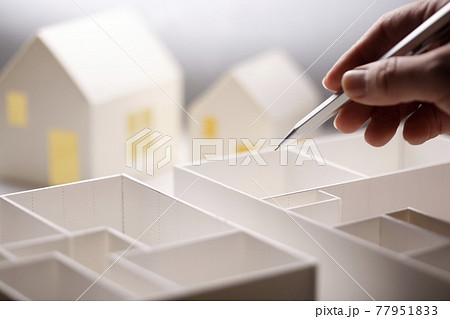 間取りプランを考える男性の手 77951833