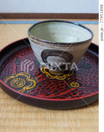 鎌倉彫の盆 唐津茶碗 円相 抹茶の写真素材 [77951898] - PIXTA