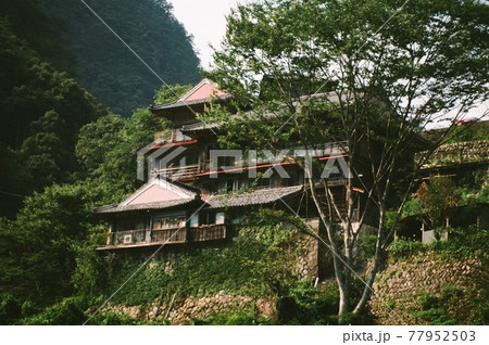 川面から見上げた「瀞ホテル」(奈良県吉野郡十津川村神下田戸405) 川面から見上げた「瀞ホテル」(奈良県吉野郡十津川村神下田戸405) 77952503