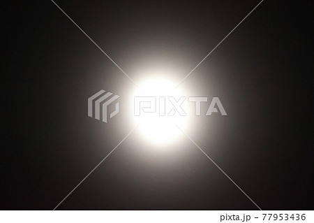 暗闇の中の光源 77953436