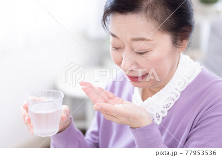 薬を飲むシニア女性 薬を飲むシニア女性 77953536