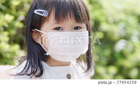 夏にマスクをつけてお出かけする子供 夏にマスクをつけてお出かけする子供 77954259