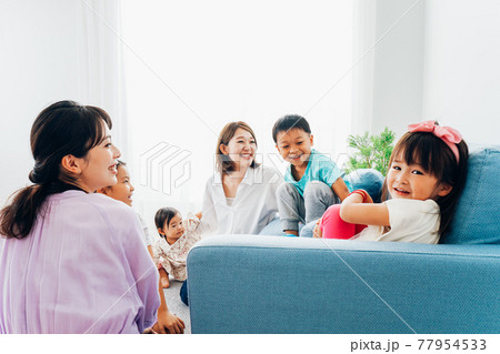 お家に集まって楽しむママ友と子どもたち お家に集まって楽しむママ友と子どもたち 77954533
