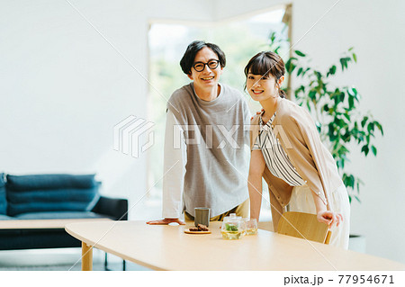 リラックス　若い　男女 77954671