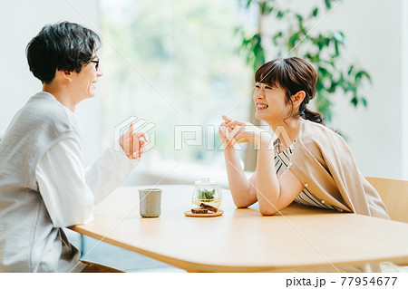 リラックス　若い　男女 77954677