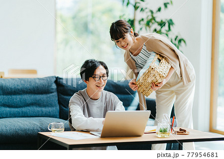 リラックス　若い　男女 77954681
