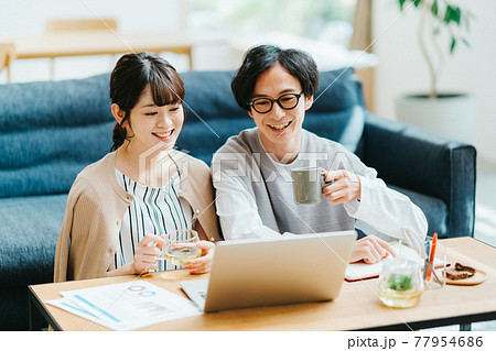 リラックス 若い 男女 リラックス 若い 男女 77954686