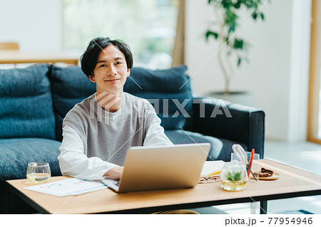 リラックス　在宅ワーク　男性 77954946
