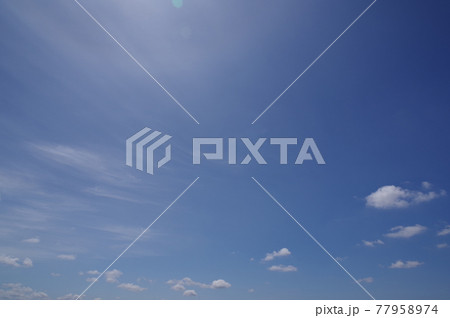 【背景素材】空（梅雨の晴れ間） 77958974