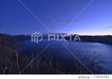 雪が降り始める初冬の摩周湖 77959764