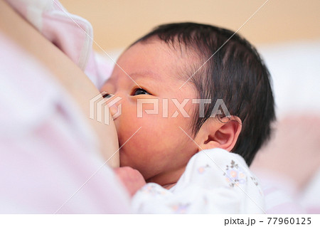 新生児に授乳するママ 77960125