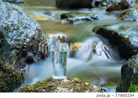 水 ミネラルウオーター イメージ 水 ミネラルウオーター イメージ 77960294