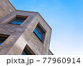レンガの建物と青空 77960914