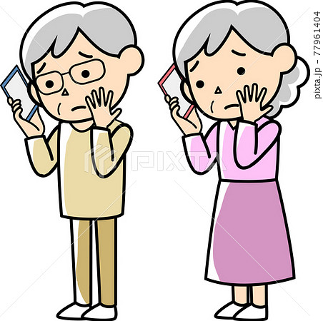 発熱のため電話で相談するシニア女性とシニア男性 77961404