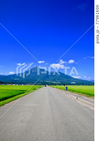 まっすぐな道と磐梯山（福島県・猪苗代町） 77961600
