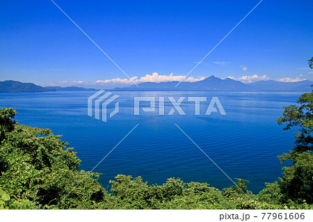 夏の猪苗代湖と磐梯山(福島県・郡山市) 夏の猪苗代湖と磐梯山(福島県・郡山市) 77961606